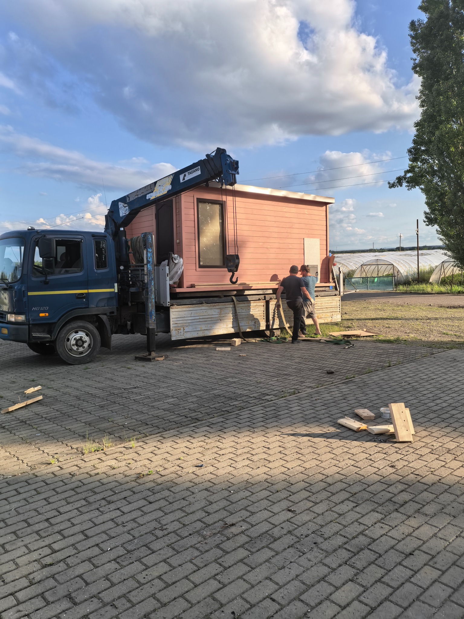 Погрузка деревянного модуля на автомобиль с краном
